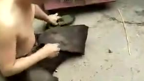 被抓小偷引发围观